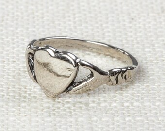 Heart in Hands Vintage Ring Silver US Womens Sizes 7D