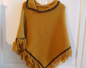 MUSTARD-COLOURED MERINO WOOL PONCHO