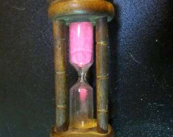 Vintage Traditional Egg Timer - Old-fashioned Wooden Hourglass Timer with Pink Sand