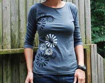 SALE - S - Womens top tshirts, womans graphic tee, t shirts women, womans tees, tops & tees, gray 3/4 sleeve tshirt, pinwheels
