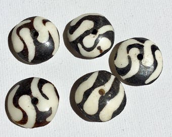 Batik Black/White Cow Bone Beads - Pack of 5 - Fair Trade from Kenya - Size 20mm approx