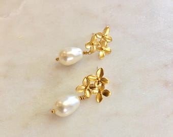 Bridesmaid Earrings Everyday Earrings Pearl Earrings Bridesmaid Gift Gold Floral Earrings Gold Earrings Bridal Earrings Mother of the Bride