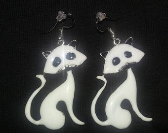 Adorable cat dangle earrings