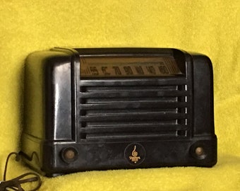 Vintage Working Emerson Bakelite Radio (Item 429)