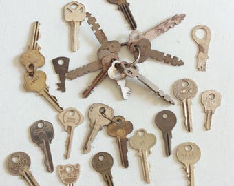 25 Salvaged keys, rusty keys, flat keys, steampunk keys, salvaged keys, altered art, key lot as is lot K5