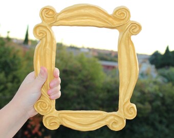 Frame F.R.I.E.N.D.S. TV Show Friends Peephole Monica's apartment. Friends Serie.