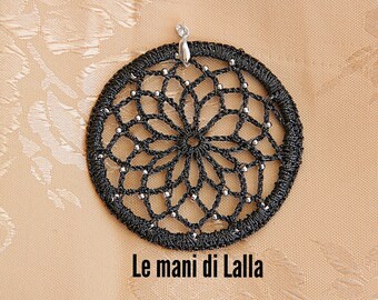 Crochet pendant with necklace