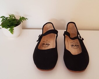 Chinese Mary Janes. Black size 38.