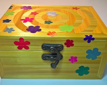 Box with inlay of flowers
