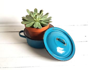 Vintage farmhouse bleu enamelware pan with lid