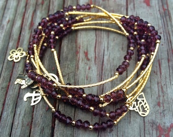 Purple crystal beaded bracelet set of seven with gold plated charms - Semanario de cristal color morado con dijes de chapa de oro