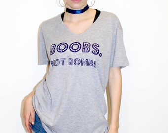 Hübsche Disturbia 'Titten nicht Bomben' Slogan Slouchy graues T-Shirt feministische #freethenip Grunge Punk Alternative