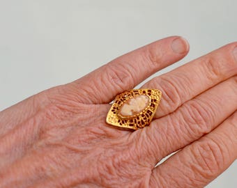Gold Toned Cameo Ring 18 K HGE Size 6
