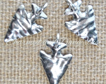 10 pewter Hammered Arrowhead charms (CM70)
