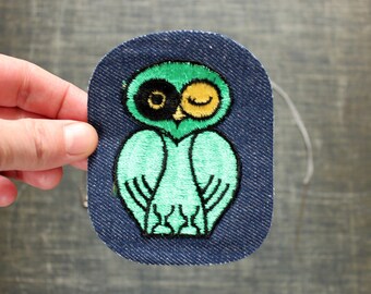 green owl patch . 1970s vintage patch . embroidered denim iron on patch, anthropomorphic animal patch