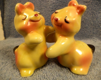 Van Tellingen Bunny Hug Hugger Salt And Pepper Shaker