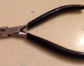 Black Handle/Stainless Steel Round Nose Pliers by Bead Smith. Spring Loaded.Length: 4.5inches.