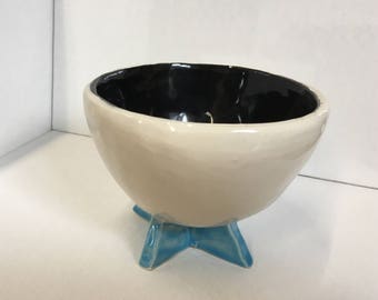Pinch pot with angled feet