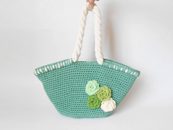 Crochet pattern for beach bag with flowers