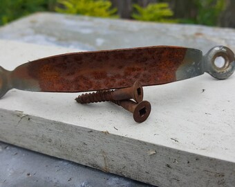Rusty metal handle (5 inches)