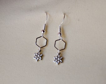 Silver earrings with hexagon and flower