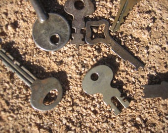 14 Vintage Keys a bit rusty and tarnished Antiques