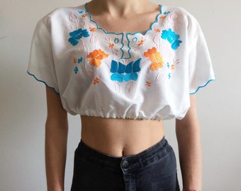 vintage. 70s folk embroidered crop top