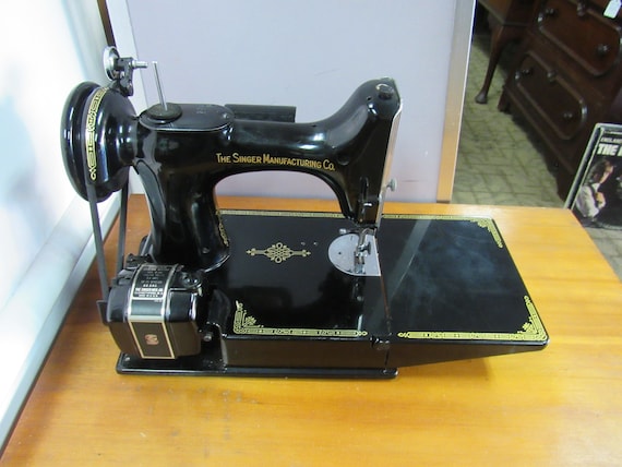 Singer Featherweight 221 Sewing Machine with case, manual & accessories