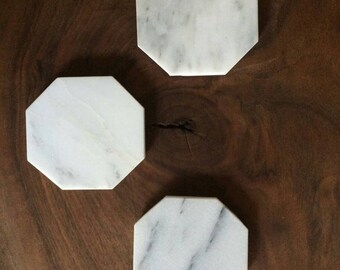 Dessous de verre octogonale en marbre Carrara. Lot de 4
