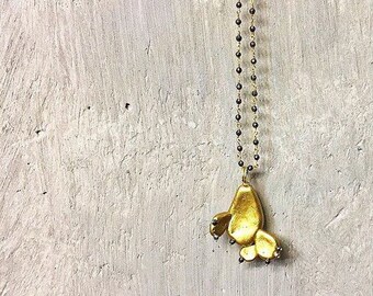Long necklace with prickly pear