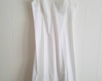 Vintage Vanity Fair Slip White With White Floral Lace 1960s Nylon Tricot Size 32 Short Made in the USA