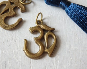 Brass Om pendant - ONE Buddhist brass pendant, Buddhist Ohm pendant, 25mm/1" brass om pendant, Buddhist jewelry supplies - 1 pc.