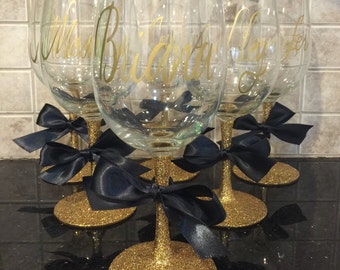 Bridesmaid Glitter Wine glass in gold - bridal party gifts - custom wine glasses - bachelorette party gifts -bridesmaids gifts -