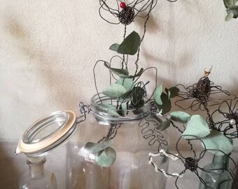 Handmade flowers in fildiferro decorated with twigs of beads and branches and dried flowers