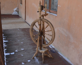 Antique wooden spinning wheel - Vintage spinning wheel - Tool manual spinning - Manual spinning thread - Rustic working tool - Home decor.