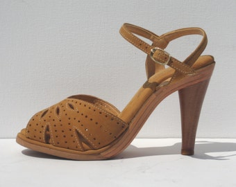1970s mint condition tan suede and wood platform sandals - size 6.5 - 1970s platform shoes - 1970s sandal