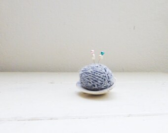 Knit pincushion, pincushion gray, clam shell pincushion, beach pincushion, handmade, hand knit, small pincushion, quilting