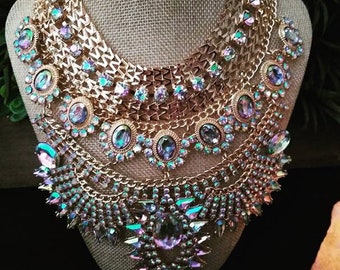 Queen statement neckace