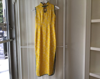 80s yellow cheongsam dress s/m / vintage printed Chinese Mandarin collar Asian sleeveless dress