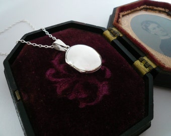 Silver Locket. Sterling Silver Locket Necklace. Heirloom Quality Gift. Simple Sterling Silver Oval Locket. Keepsake Locket. Photo Locket.