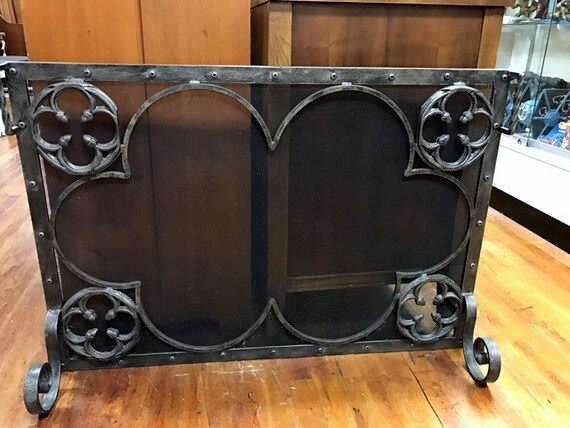 Metal fireplace screen