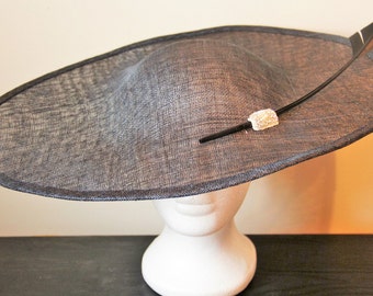 Navy fascinator hat with black arrow feather, navy wedding hat, hat with feather, blue wedding hat, blue fascinator, feather hat
