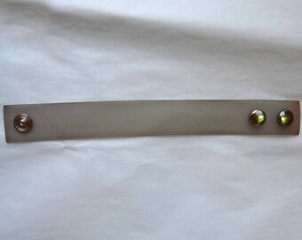 1 flat PVC bracelet to customize!