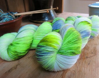 Twisty Face / Single Batch Sock 120 / hand dyed superwash blue faced leicester wool / indie dyer / ooak yarn / uv reactive / bfl sock