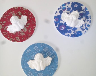 Round medallion with a little angel plaster