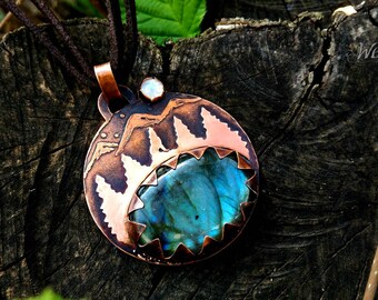 Copper labradorite pendant, Labradorite pendant, Blue labradorite pendant, Labradorite necklace, Boho style, Green necklace, Wolf pendant