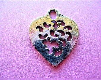 finely crafted 28 mm antique silver heart pendant charm