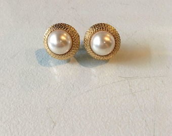 Vintage Goldtone and Pearl Screw Back and Clip On Earrings