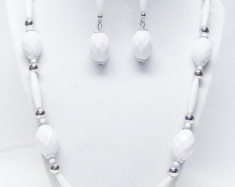 Chunky White Faceted Oval w/Slender Fluted Acrylic Bead Necklace /Earrings Set