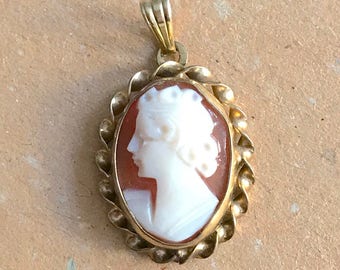 Vintage miniature cameo pendant